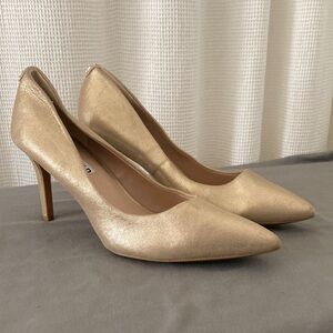 Karl Lagerfeld Womens ‘Royale’ Elegant Gold Leather Heels Pumps 8M